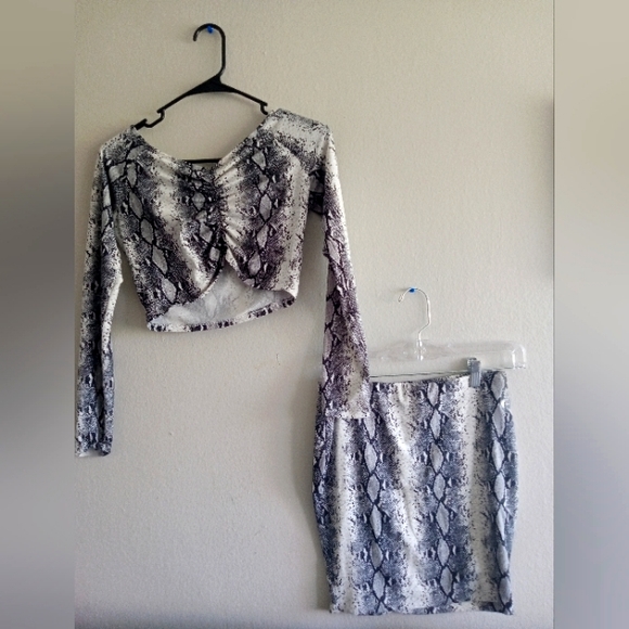 SnakeSkin Print Maxi Skirt and Crop Top Never Worn - Picture 1 of 1